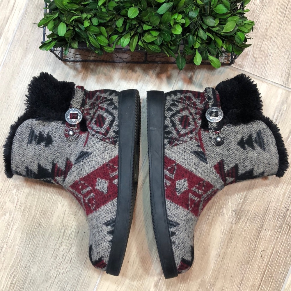 Indigo Rd. Pendleton Style Fur Lined Booties - Picture 4 of 8
